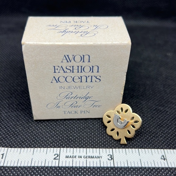 AVON Assorted Pins & Tie Clip - Picture 6 of 7